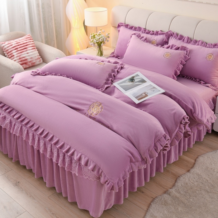 91家纺网 家纺一手货源 找家纺 优家居工厂店 2026新款240克高克重牛奶绒单件床裙韩版刺绣花牛奶绒床裙三件套 安娜-紫色