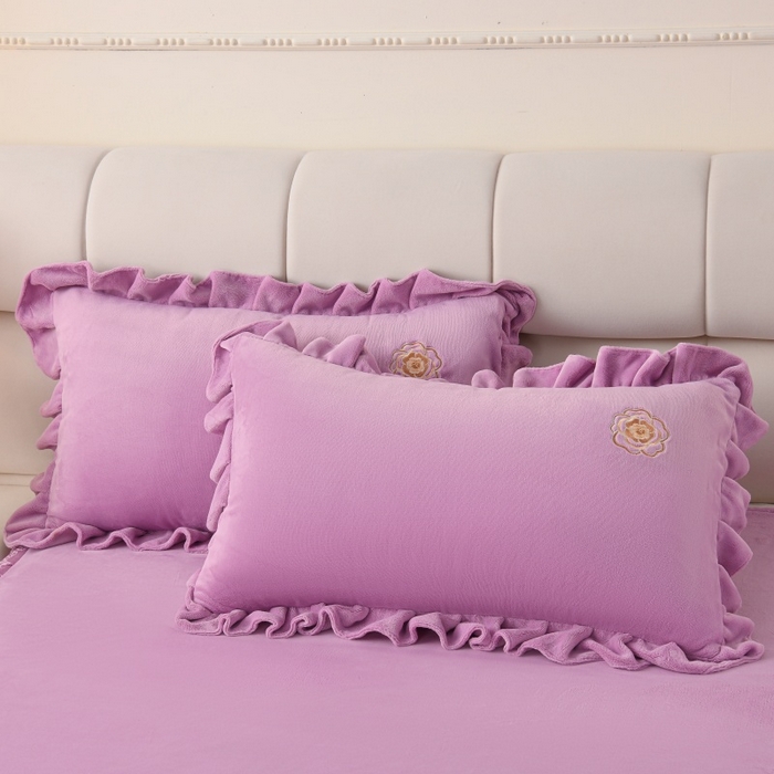 91家纺网 家纺一手货源 找家纺 优家居工厂店 2026新款240克高克重牛奶绒单件床裙韩版刺绣花牛奶绒床裙三件套 安娜-紫色