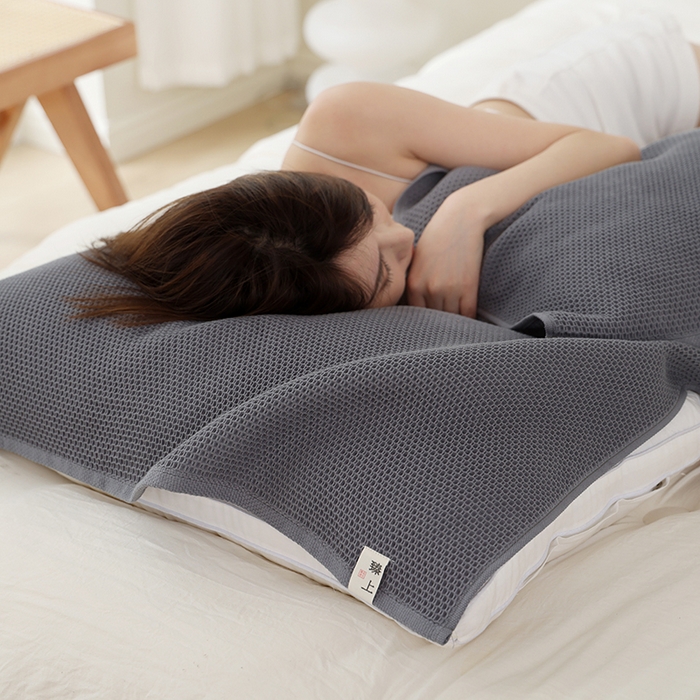 91家纺网 家纺一手货源 找家纺 朴尔家纺-毛巾被 2026新款北欧风素色布标全棉蜂窝华夫格透气枕巾 北欧风-深灰