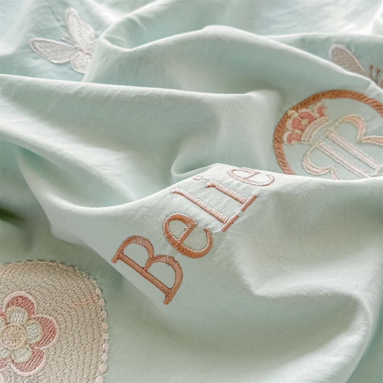 91家纺网 家纺一手货源 找家纺 梓之赫 2026新款A类云感纱花边四件套-欢乐时光 欢乐时光-水绿