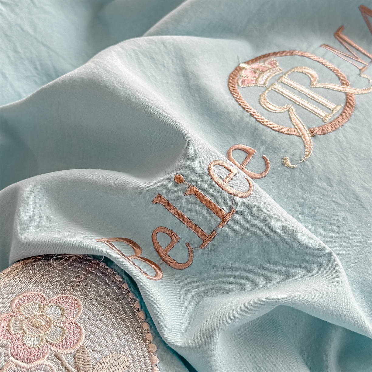 91家纺网 家纺一手货源 找家纺 梓之赫 2026新款A类云感纱花边四件套-欢乐时光 欢乐时光-蓝