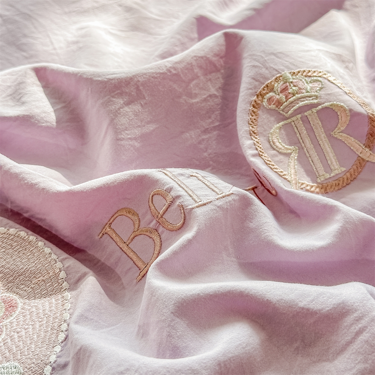 91家纺网 家纺一手货源 找家纺 梓之赫 2026新款A类云感纱花边四件套-欢乐时光 欢乐时光-媚紫