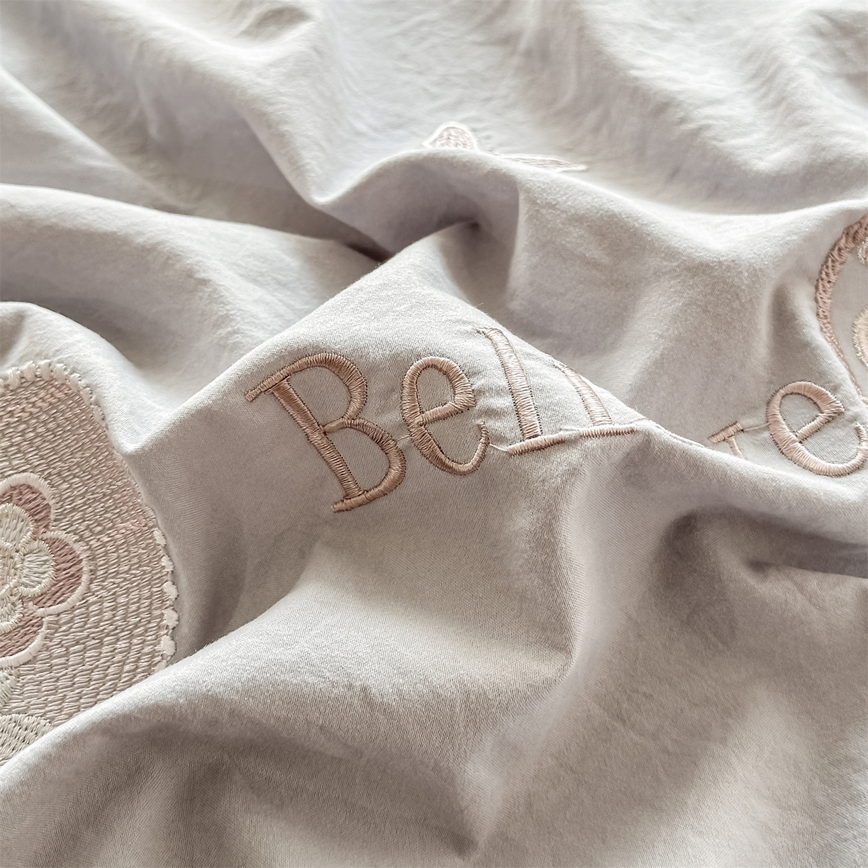 91家纺网 家纺一手货源 找家纺 梓之赫 2026新款A类云感纱花边四件套-欢乐时光 欢乐时光-灰色