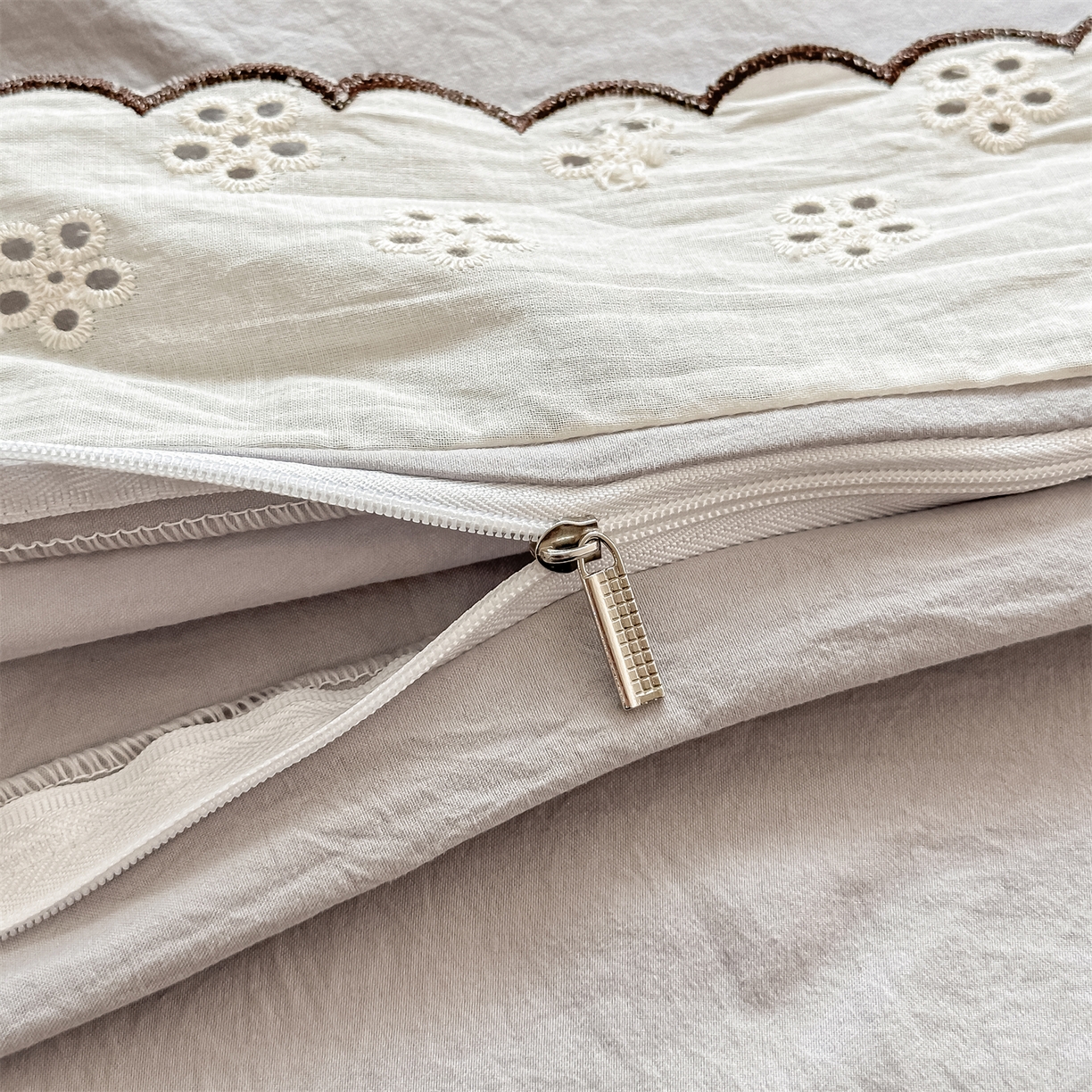 91家纺网 家纺一手货源 找家纺 梓之赫 2026新款A类云感纱花边四件套-欢乐时光 欢乐时光-灰色