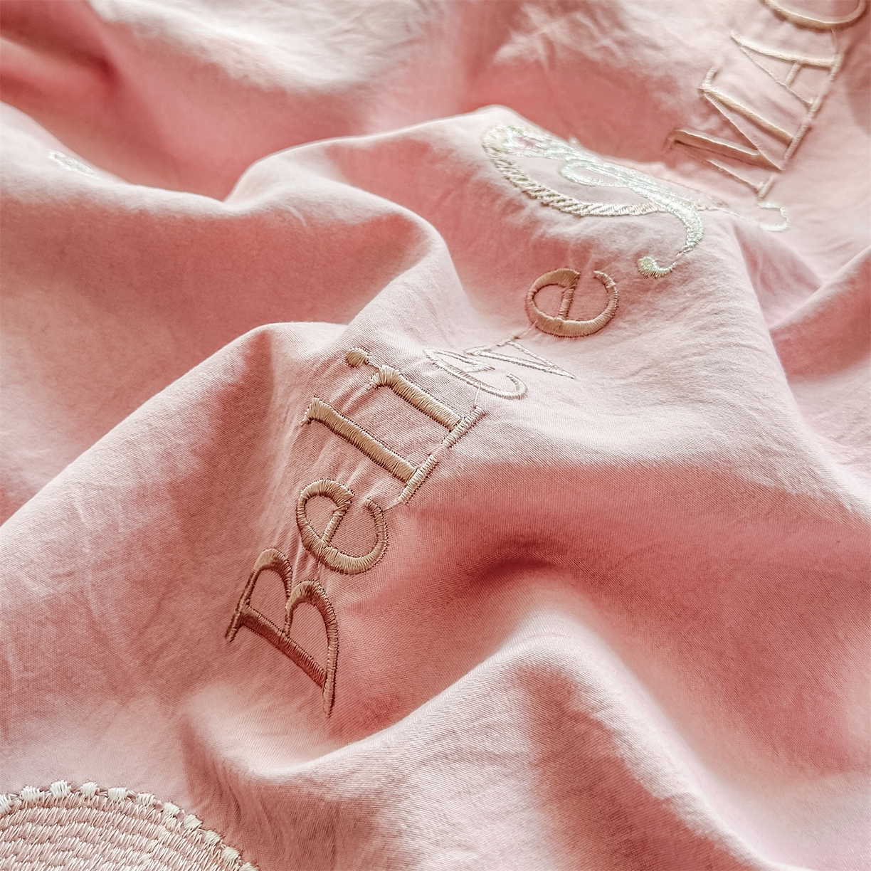 91家纺网 家纺一手货源 找家纺 梓之赫 2026新款A类云感纱花边四件套-欢乐时光 欢乐时光-豆沙