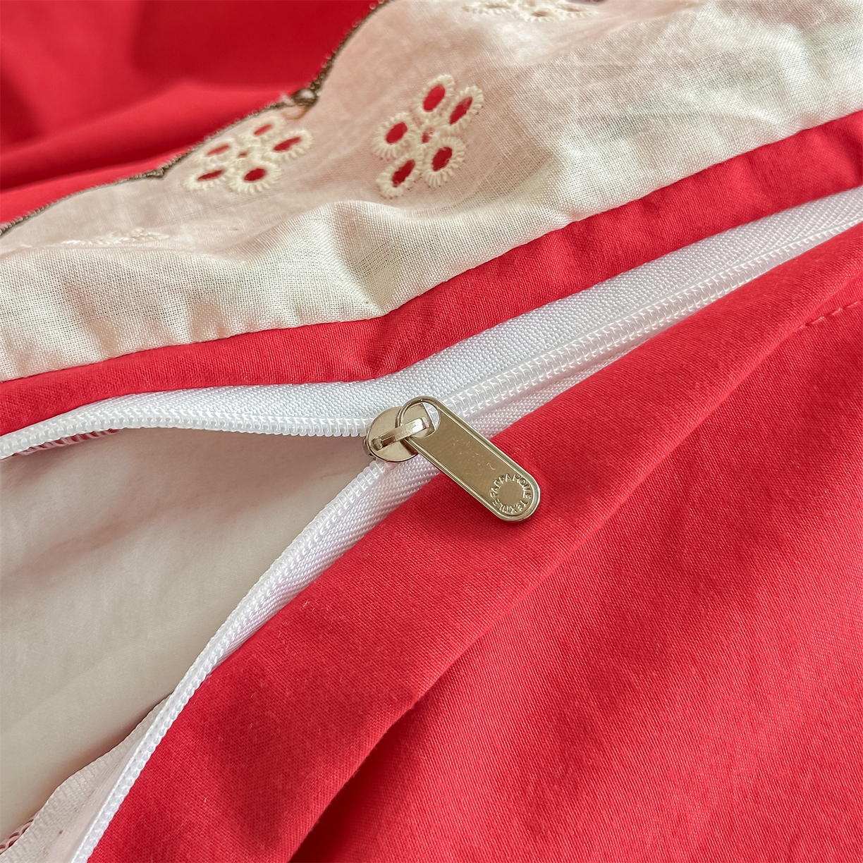 91家纺网 家纺一手货源 找家纺 梓之赫 2026新款A类云感纱花边四件套-欢乐时光 欢乐时光-中国红