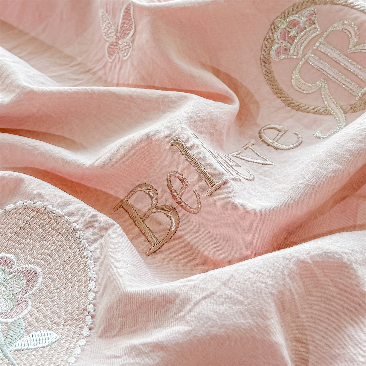 91家纺网 家纺一手货源 找家纺 梓之赫 2026新款A类云感纱花边四件套-欢乐时光 欢乐时光-少女粉