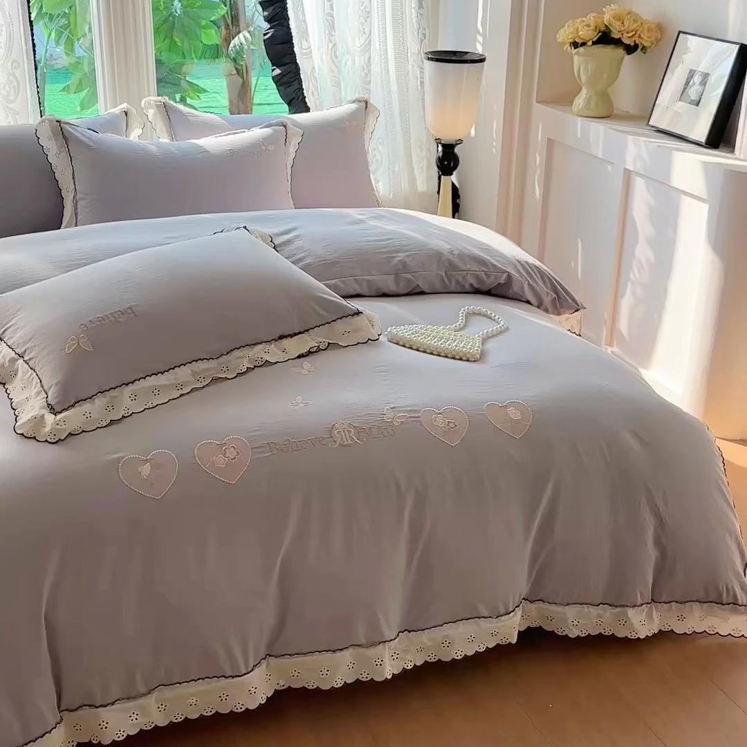 91家纺网 家纺一手货源 找家纺 梓之赫 2026新款A类云感纱花边四件套-欢乐时光 欢乐时光-灰色