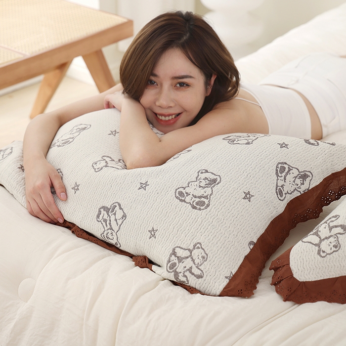 91家纺网 家纺一手货源 找家纺 朴尔家纺-毛巾被 2026新款韩式花边四层纱枕巾纯棉竹纤维加大成人纱布枕头巾 玩具熊-米色