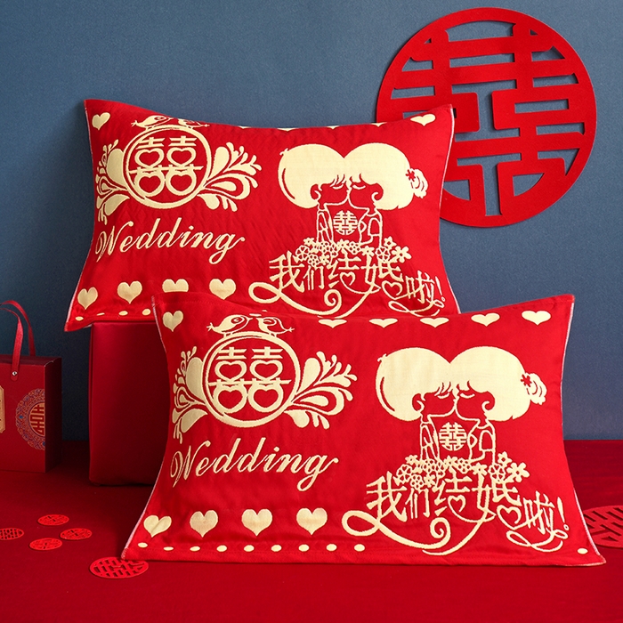 91家纺网 家纺一手货源 找家纺 朴尔家纺-毛巾被 2026新款全棉40股结婚大红多层纱布透气情侣婚庆枕巾 我们结婚啦