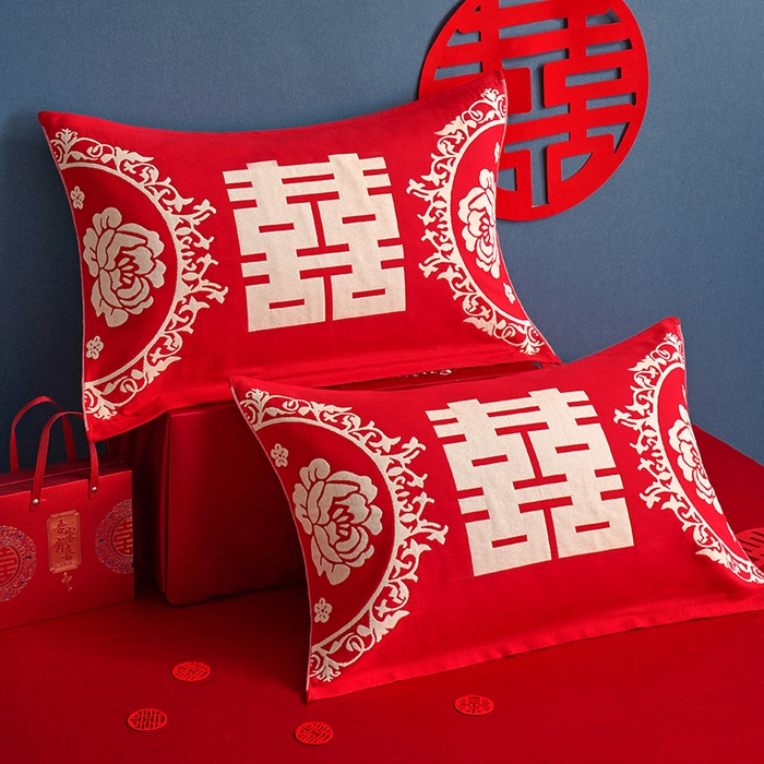 91家纺网 家纺一手货源 找家纺 朴尔家纺-毛巾被 2026新款全棉40股结婚大红多层纱布透气情侣婚庆枕巾 喜从天降