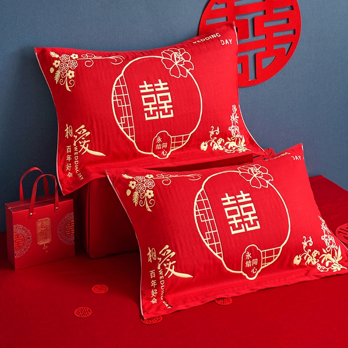 91家纺网 家纺一手货源 找家纺 朴尔家纺-毛巾被 2026新款全棉40股结婚大红多层纱布透气情侣婚庆枕巾 永结同心