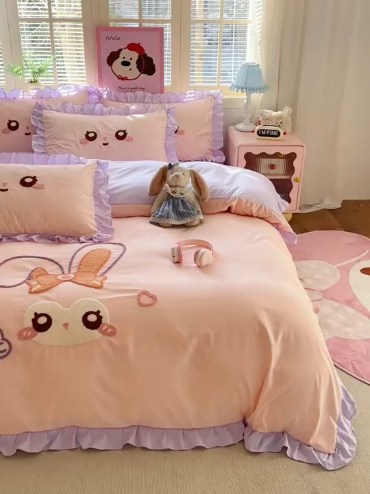 91家纺网 家纺一手货源 找家纺 易禾家纺 2026新款韩版卡通可爱风水洗棉毛巾绣四件套系列（专版花型） 大耳兔-粉紫
