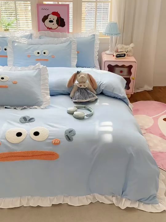 91家纺网 家纺一手货源 找家纺 易禾家纺 2026新款韩版卡通可爱风水洗棉毛巾绣四件套系列（专版花型） 大嘴鱼-浅蓝