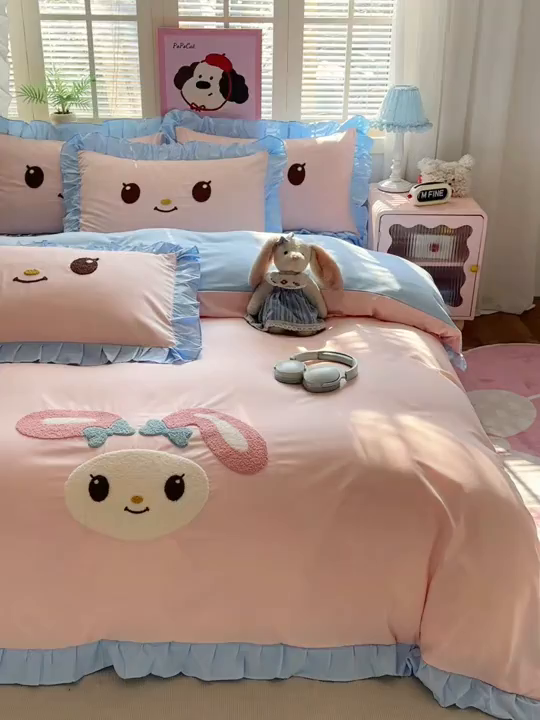 91家纺网 家纺一手货源 找家纺 易禾家纺 2026新款韩版卡通可爱风水洗棉毛巾绣四件套系列（专版花型） 小奶狗-粉蓝