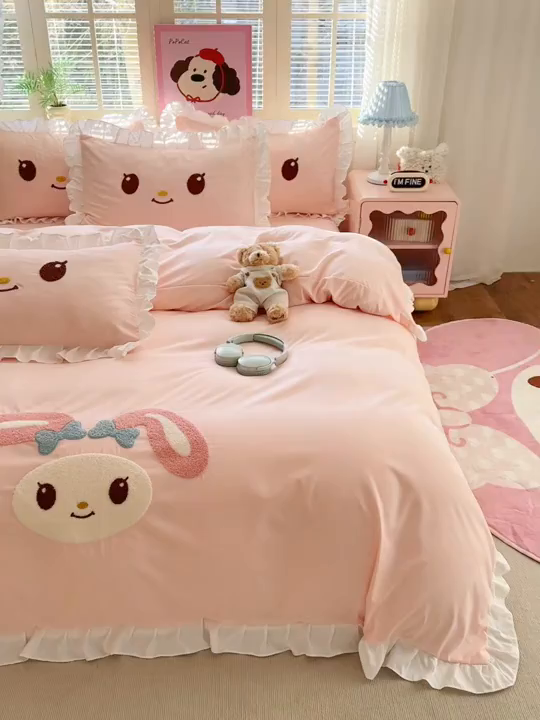 91家纺网 家纺一手货源 找家纺 易禾家纺 2026新款韩版卡通可爱风水洗棉毛巾绣四件套系列（专版花型） 小奶狗-浅粉
