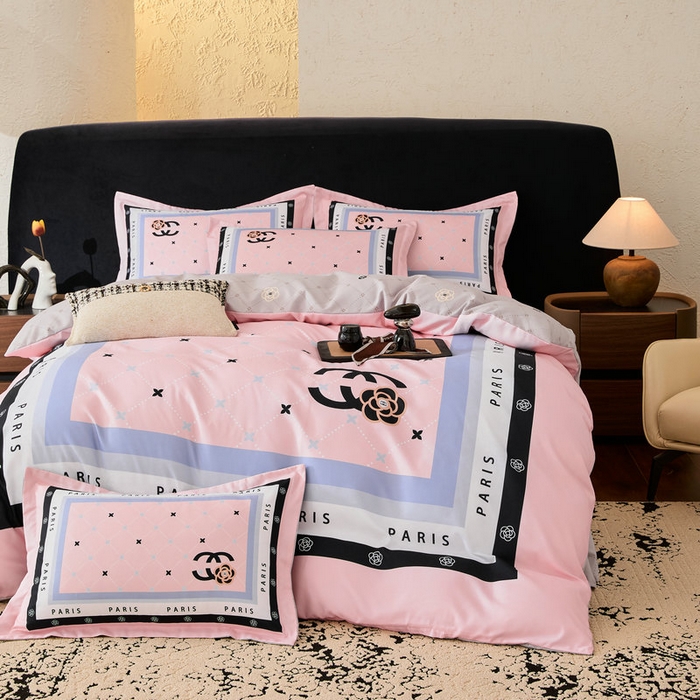 91家纺网 家纺一手货源 找家纺 宝薇 2026新款潮牌轻奢风加厚斜纹磨毛大版四件套 浪漫香氛