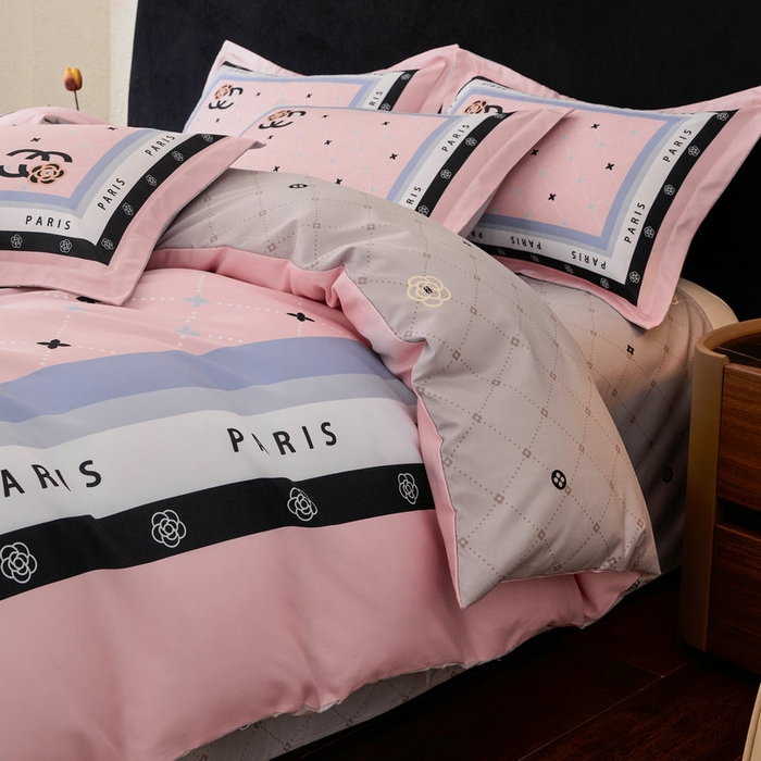 91家纺网 家纺一手货源 找家纺 宝薇 2026新款潮牌轻奢风加厚斜纹磨毛大版四件套 浪漫香氛