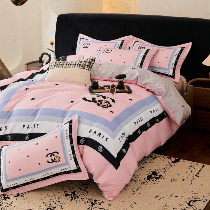 91家纺网 家纺一手货源 找家纺 宝薇 2026新款潮牌轻奢风加厚斜纹磨毛大版四件套 浪漫香氛