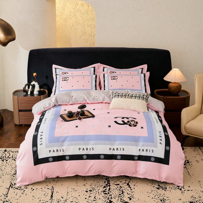 91家纺网 家纺一手货源 找家纺 宝薇 2026新款潮牌轻奢风加厚斜纹磨毛大版四件套 浪漫香氛