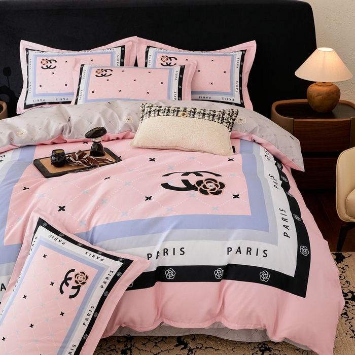 91家纺网 家纺一手货源 找家纺 宝薇 2026新款潮牌轻奢风加厚斜纹磨毛大版四件套 浪漫香氛