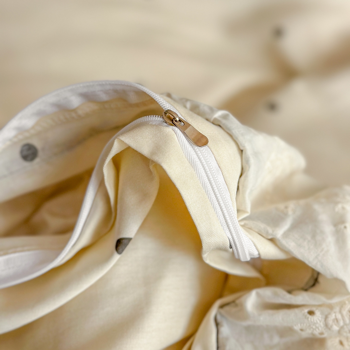 91家纺网 家纺一手货源 找家纺 美梦家纺 2026春夏新款全棉花边全棉床盖四件套系列 波点蝴蝶结·咖