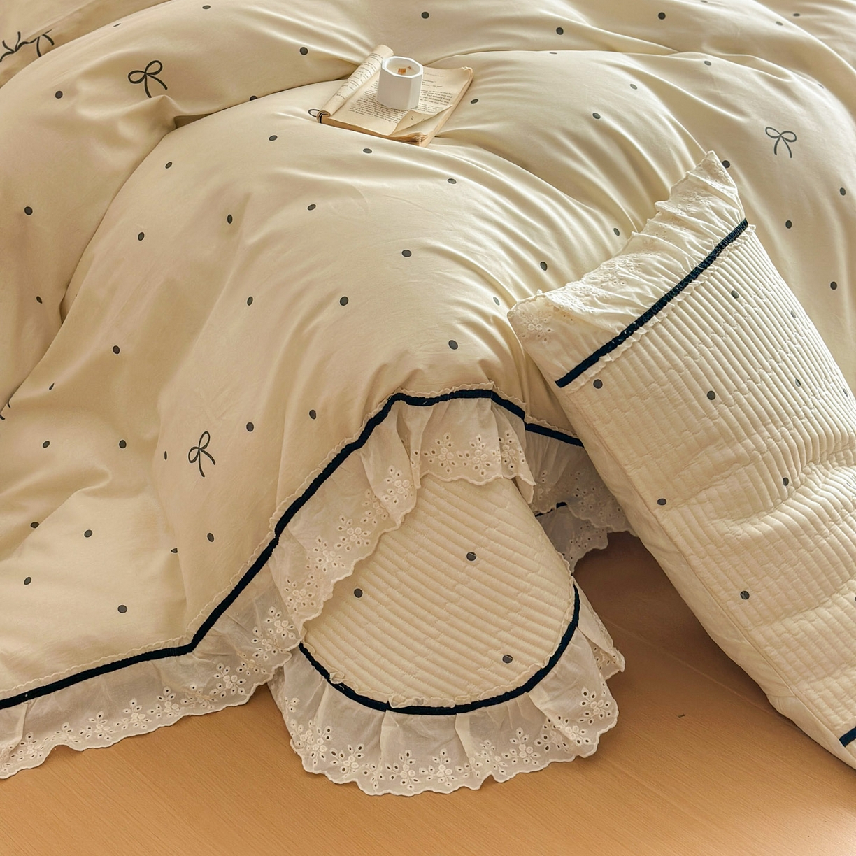 91家纺网 家纺一手货源 找家纺 美梦家纺 2026春夏新款全棉花边全棉床盖四件套系列 波点蝴蝶结·咖