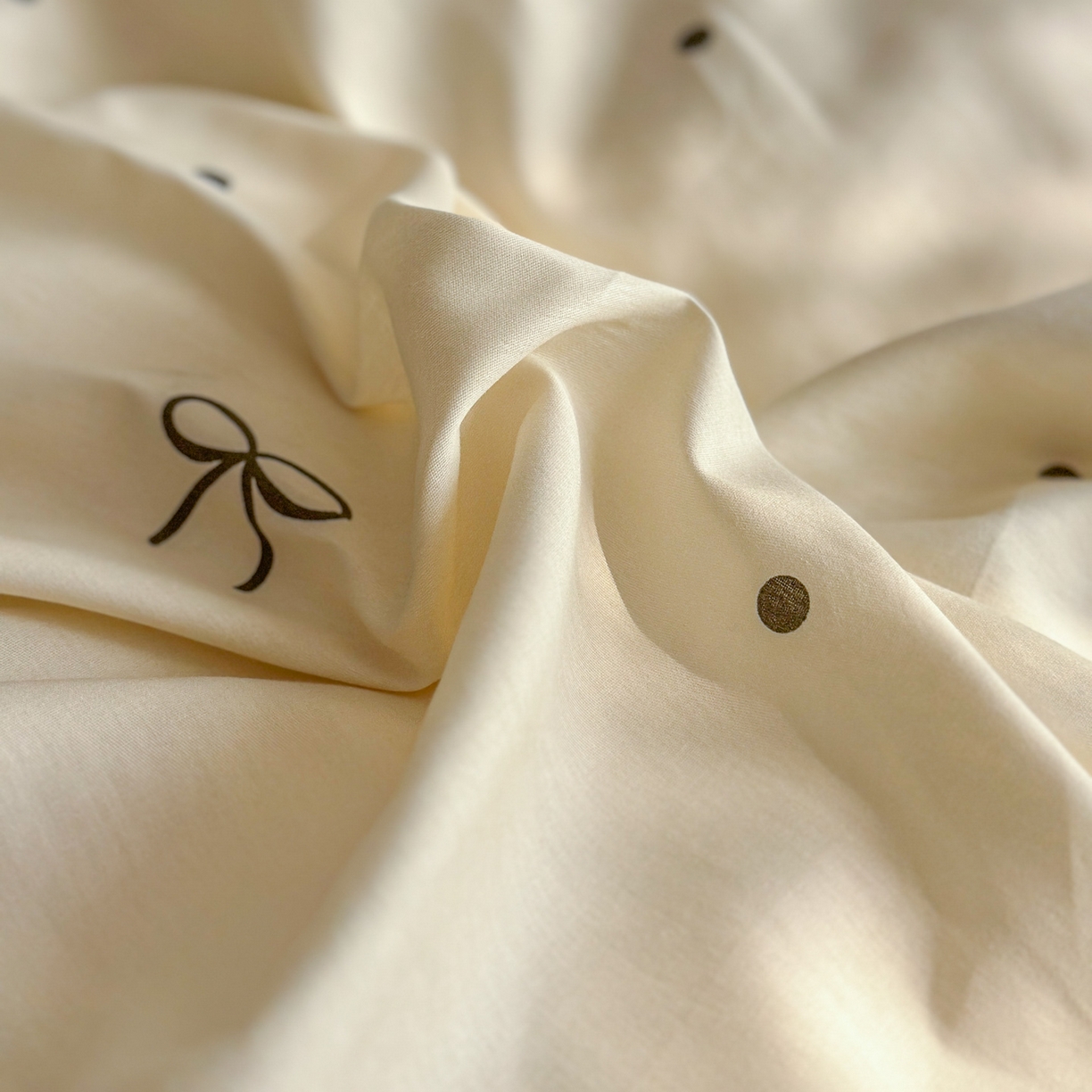 91家纺网 家纺一手货源 找家纺 美梦家纺 2026春夏新款全棉花边全棉床盖四件套系列 波点蝴蝶结·咖