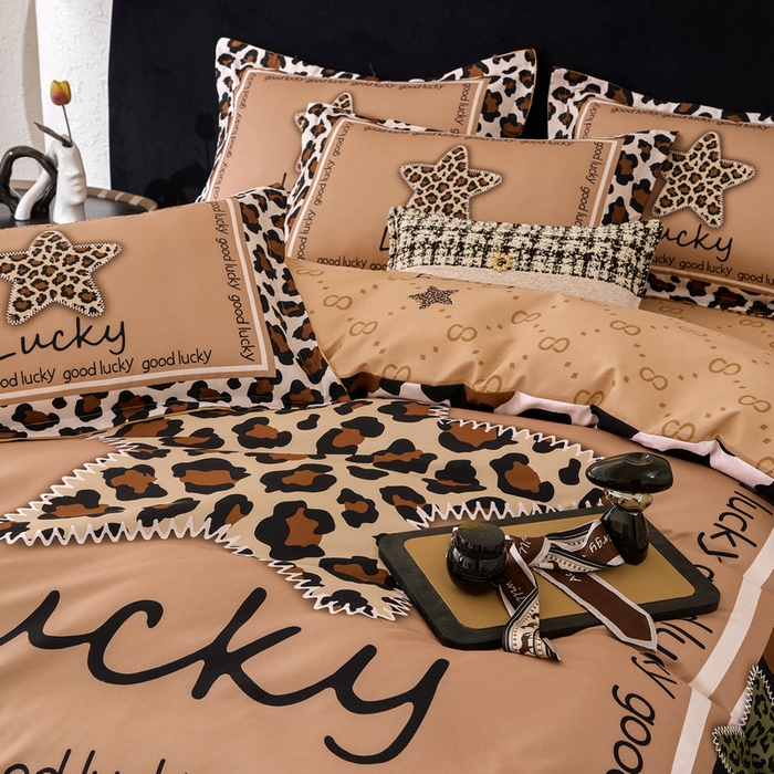 91家纺网 家纺一手货源 找家纺 宝薇 2026新款潮牌轻奢风加厚斜纹磨毛大版四件套 幸运豹纹