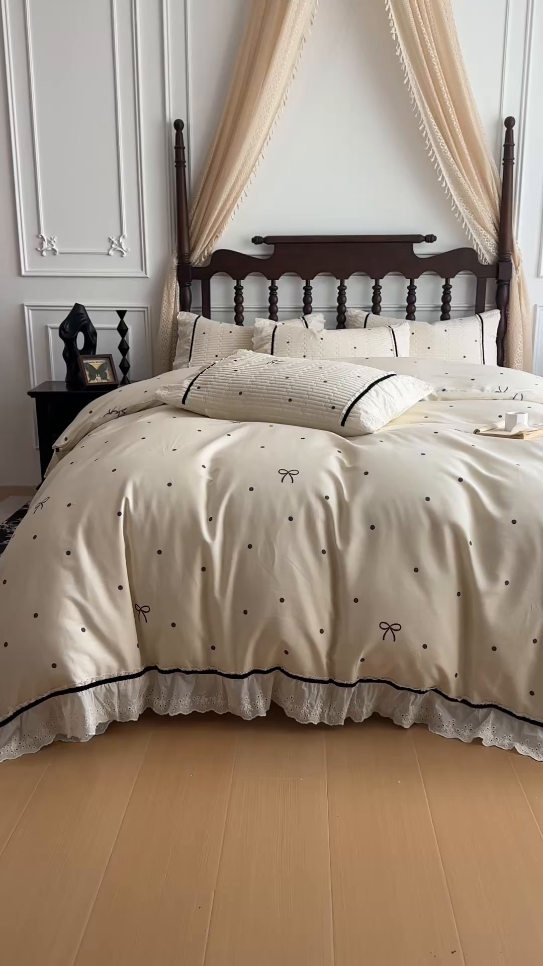 91家纺网 家纺一手货源 找家纺 美梦家纺 2026春夏新款全棉花边全棉床盖四件套系列 波点蝴蝶结·咖