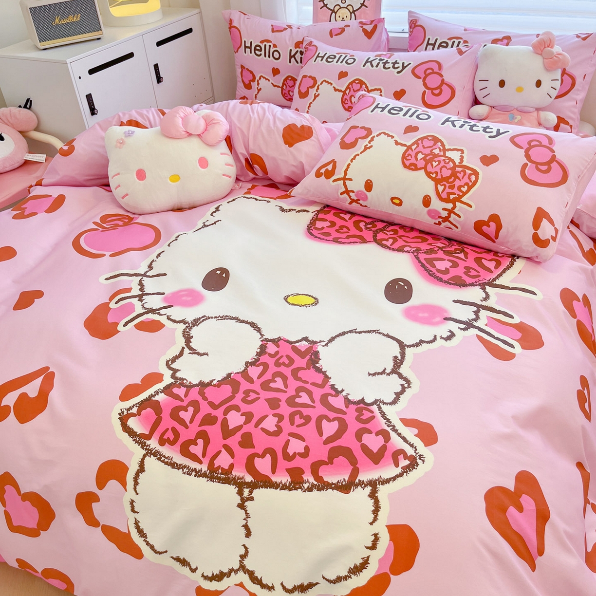 91家纺网 家纺一手货源 找家纺 暮思家居 2026新款正版授权三丽鸥大版全棉纯棉数码印花纯棉四件套系列-第二批(专版花型) 大版-豹纹凯蒂猫