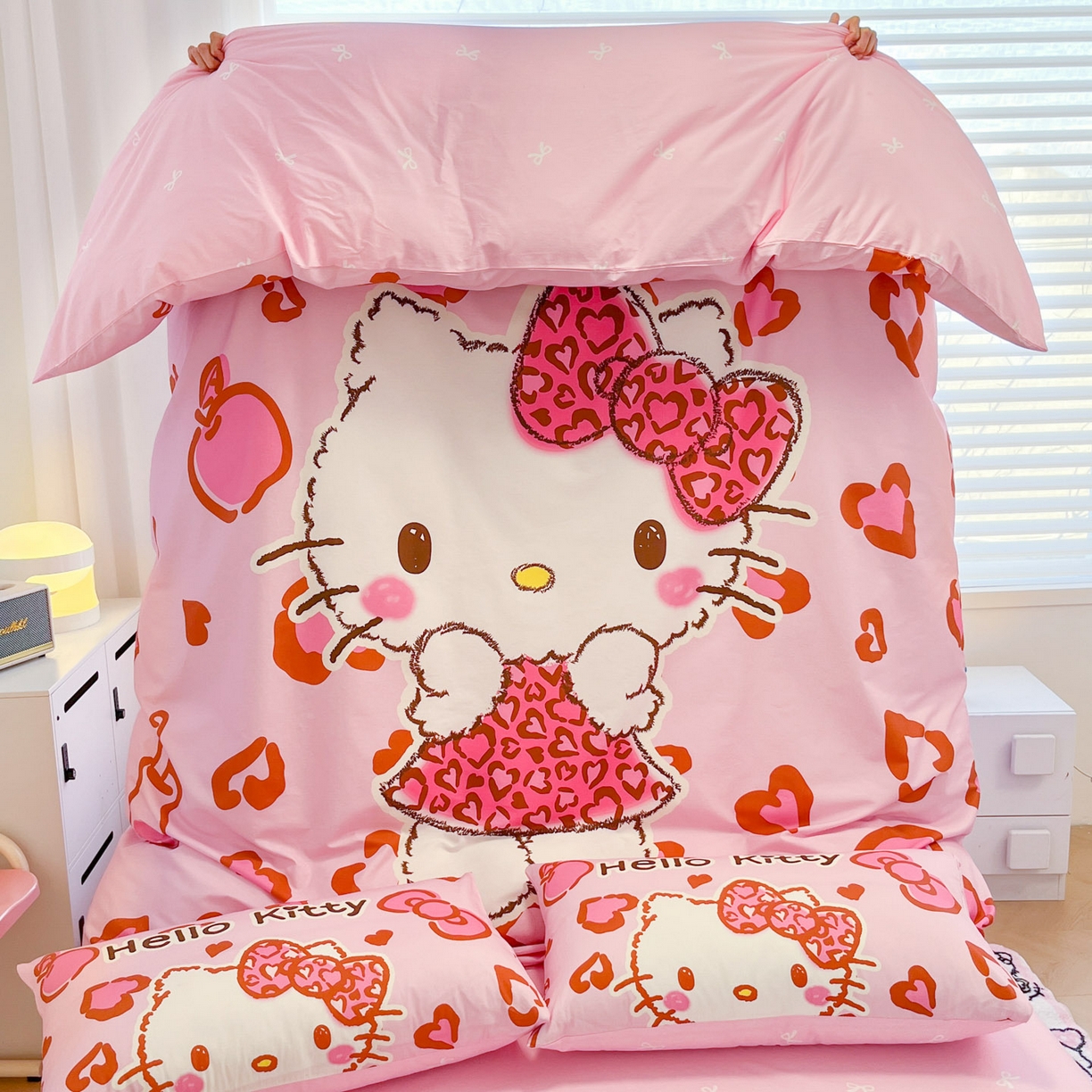 91家纺网 家纺一手货源 找家纺 暮思家居 2026新款正版授权三丽鸥大版全棉纯棉数码印花纯棉四件套系列-第二批(专版花型) 大版-豹纹凯蒂猫