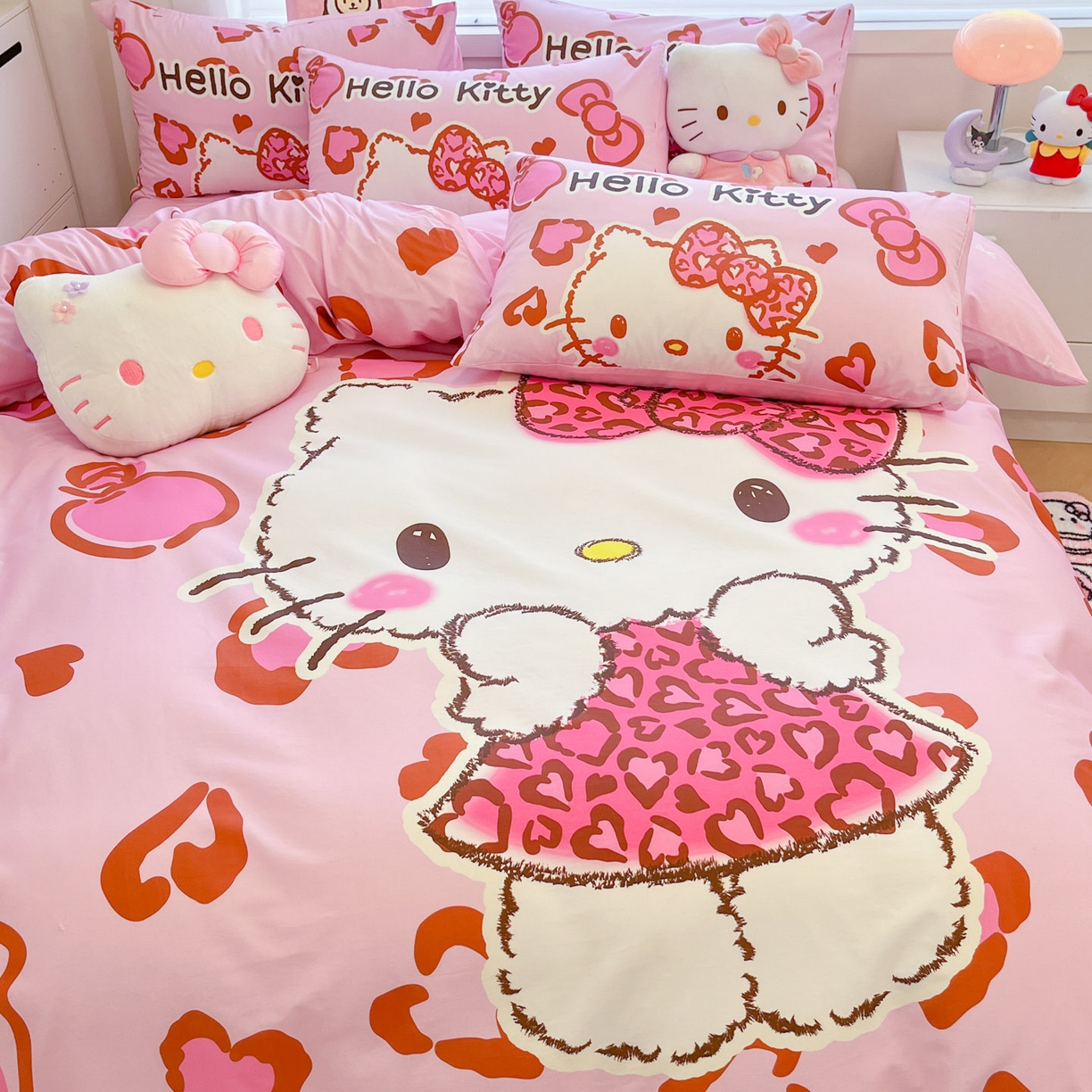 91家纺网 家纺一手货源 找家纺 暮思家居 2026新款正版授权三丽鸥大版全棉纯棉数码印花纯棉四件套系列-第二批(专版花型) 大版-豹纹凯蒂猫