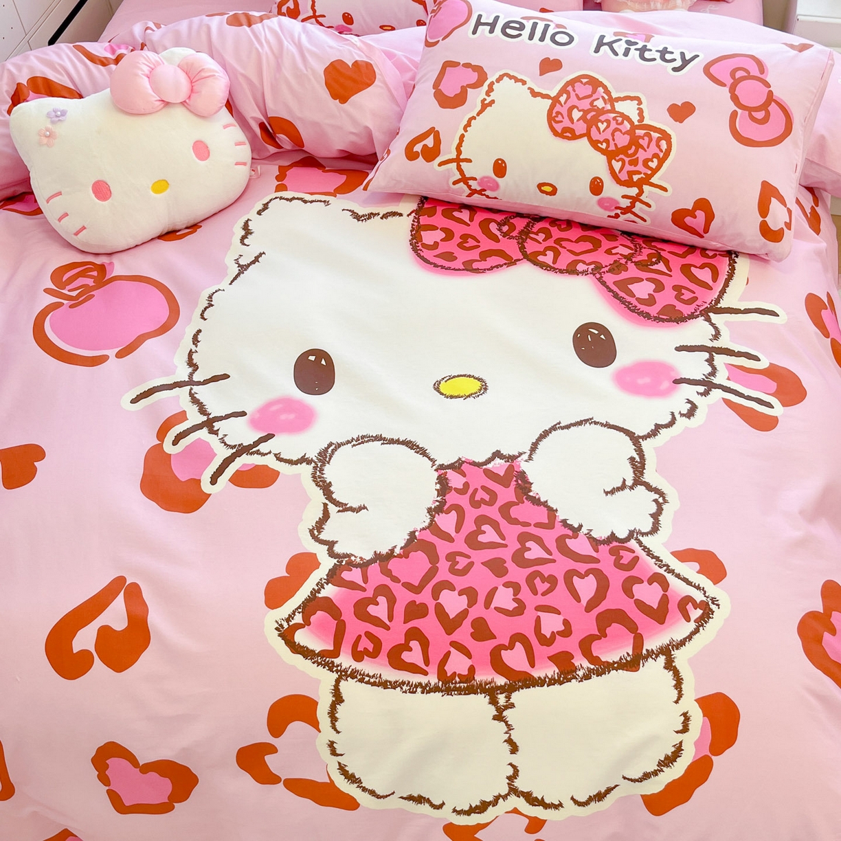 91家纺网 家纺一手货源 找家纺 暮思家居 2026新款正版授权三丽鸥大版全棉纯棉数码印花纯棉四件套系列-第二批(专版花型) 大版-豹纹凯蒂猫