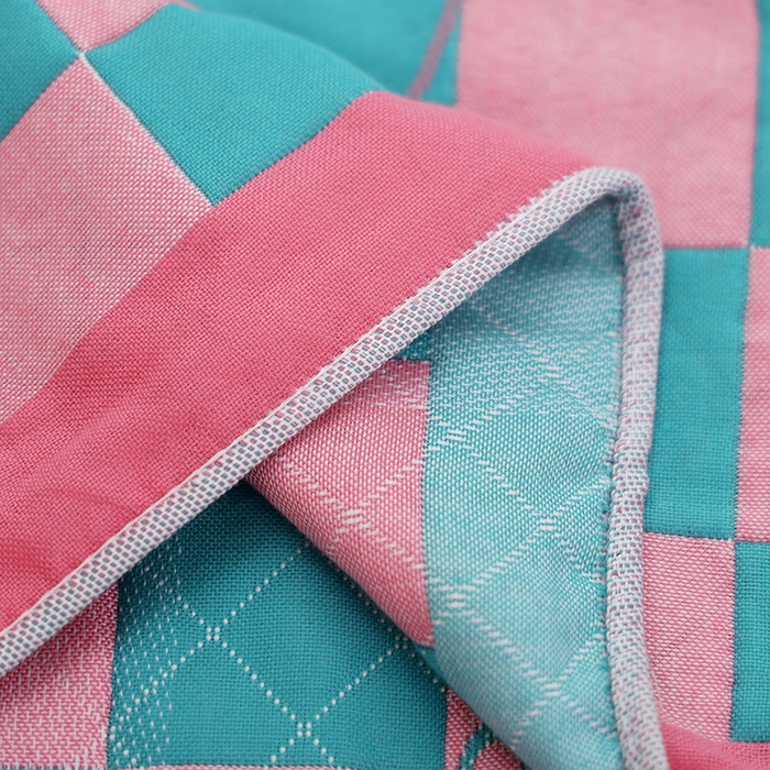 91家纺网 家纺一手货源 找家纺 朴尔家纺-毛巾被 2026新款全棉色织提花宽边定位四层纱布枕巾 格子熊-粉