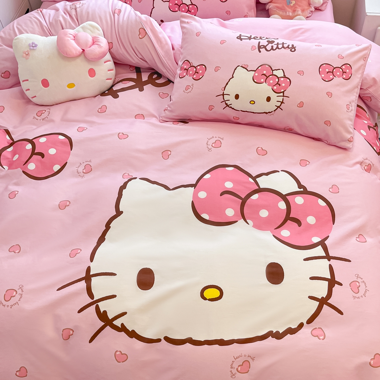 91家纺网 家纺一手货源 找家纺 暮思家居 2026新款正版授权三丽鸥大版全棉纯棉数码印花纯棉四件套系列-第二批(专版花型) 大版-蝴蝶结KT