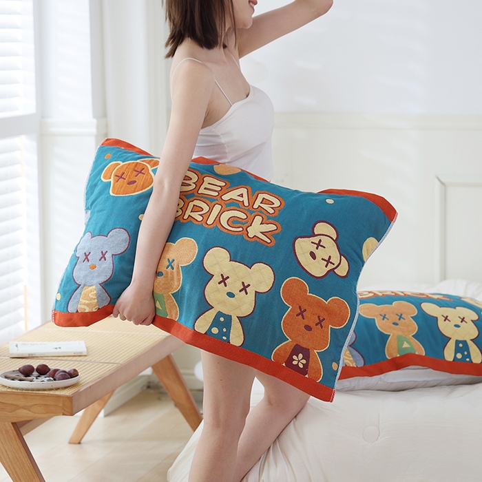 91家纺网 家纺一手货源 找家纺 朴尔家纺-毛巾被 2026新款色织定位提花纯棉四层纱布枕巾 百变熊仔-蓝