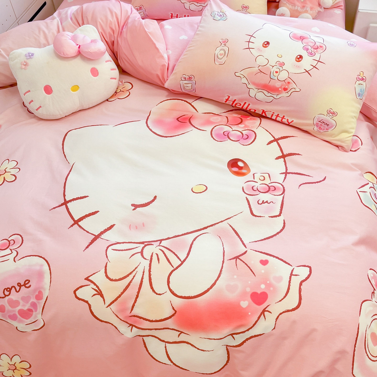 91家纺网 家纺一手货源 找家纺 暮思家居 2026新款正版授权三丽鸥大版全棉纯棉数码印花纯棉四件套系列-第二批(专版花型) 大版-香水KT