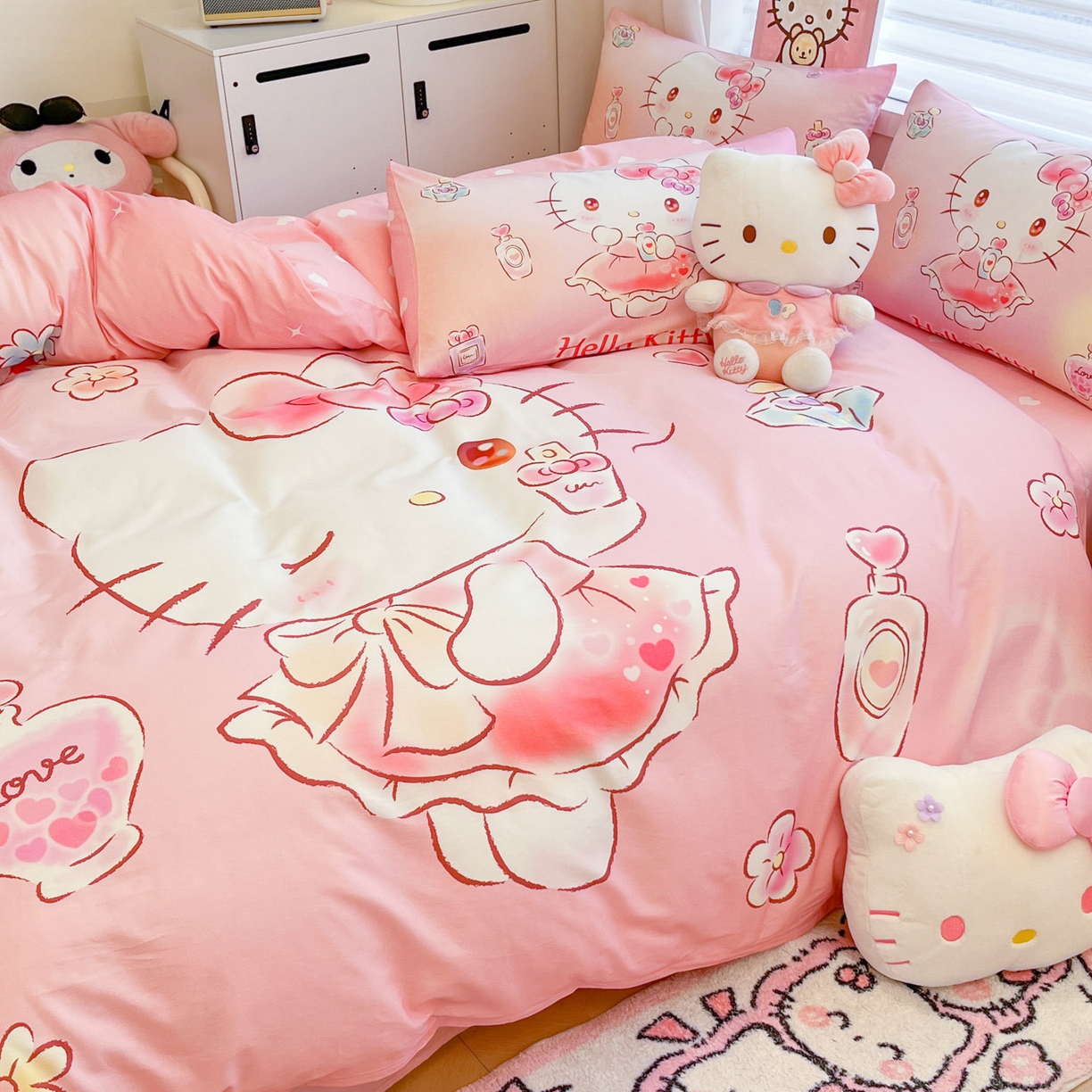 91家纺网 家纺一手货源 找家纺 暮思家居 2026新款正版授权三丽鸥大版全棉纯棉数码印花纯棉四件套系列-第二批(专版花型) 大版-香水KT