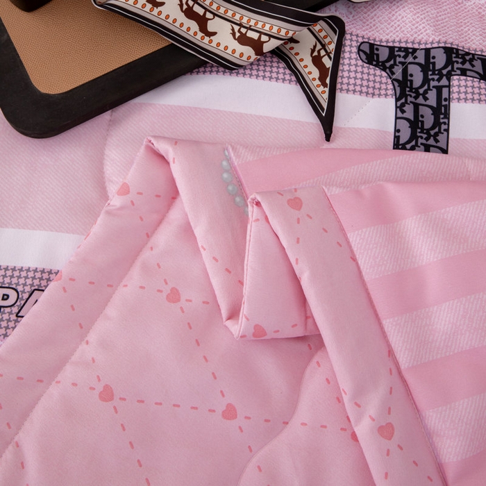 91家纺网 家纺一手货源 找家纺 宝薇 2026新款潮牌轻奢风大版夏被夏凉被空调被 迪小姐