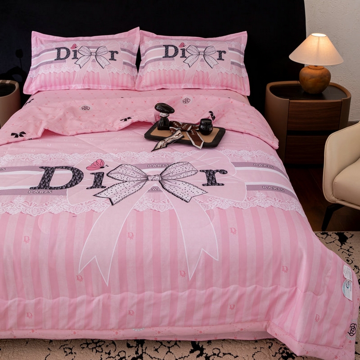 91家纺网 家纺一手货源 找家纺 宝薇 2026新款潮牌轻奢风大版夏被夏凉被空调被 迪小姐