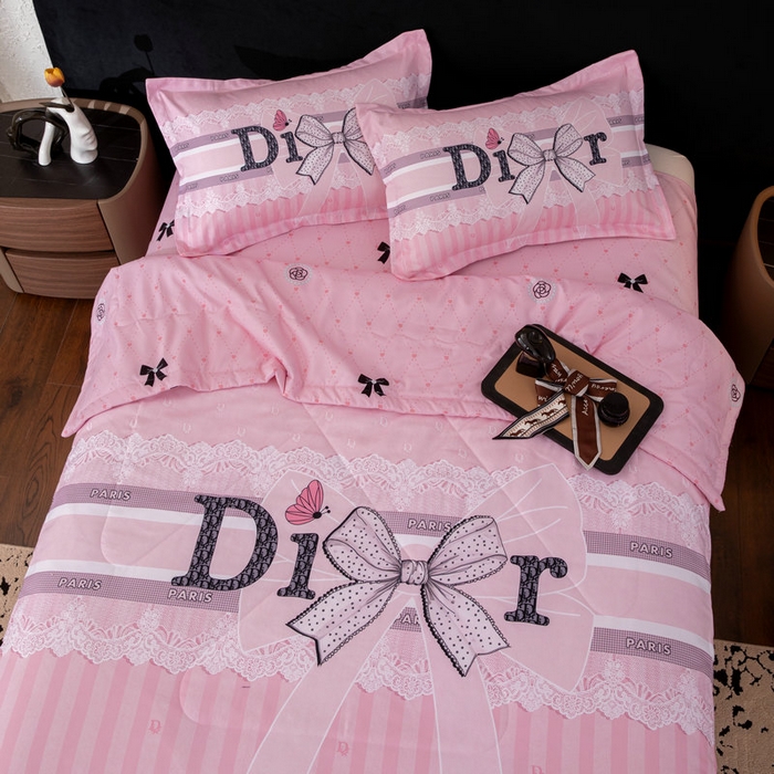 91家纺网 家纺一手货源 找家纺 宝薇 2026新款潮牌轻奢风大版夏被夏凉被空调被 迪小姐