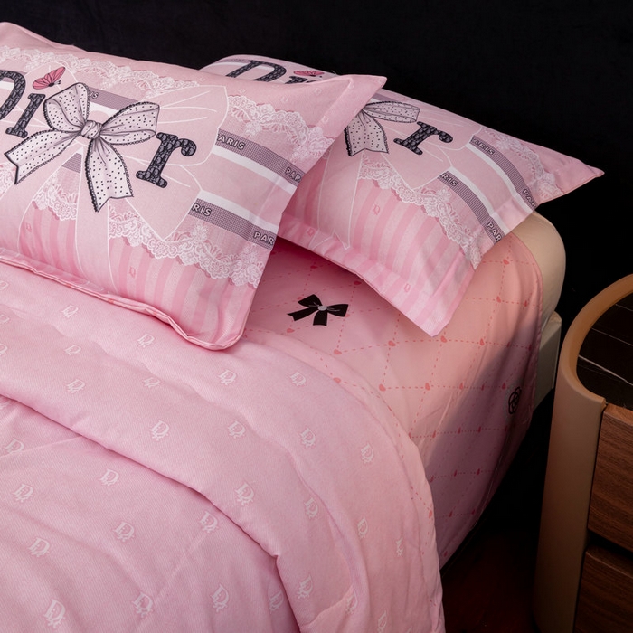 91家纺网 家纺一手货源 找家纺 宝薇 2026新款潮牌轻奢风大版夏被夏凉被空调被 迪小姐