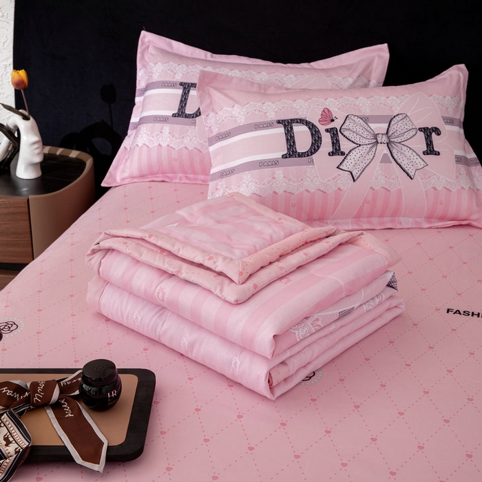 91家纺网 家纺一手货源 找家纺 宝薇 2026新款潮牌轻奢风大版夏被夏凉被空调被 迪小姐