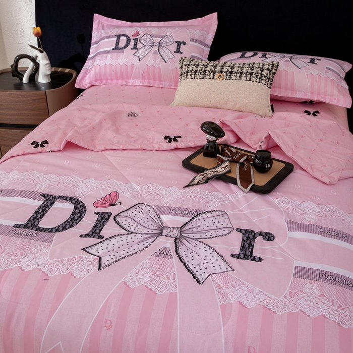 91家纺网 家纺一手货源 找家纺 宝薇 2026新款潮牌轻奢风大版夏被夏凉被空调被 迪小姐