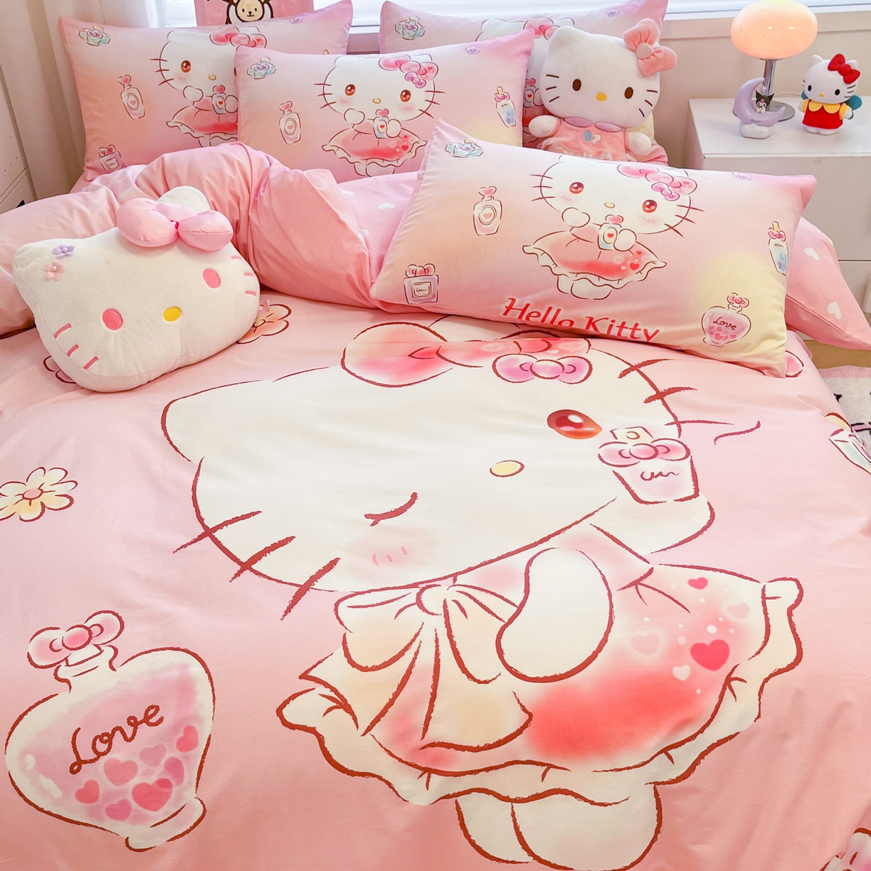 91家纺网 家纺一手货源 找家纺 暮思家居 2026新款正版授权三丽鸥大版全棉纯棉数码印花纯棉四件套系列-第二批(专版花型) 大版-香水KT