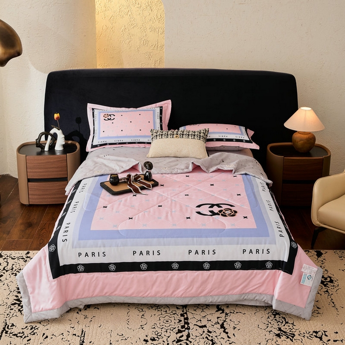 91家纺网 家纺一手货源 找家纺 宝薇 2026新款潮牌轻奢风大版夏被夏凉被空调被 浪漫香氛