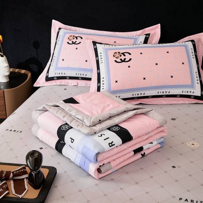 91家纺网 家纺一手货源 找家纺 宝薇 2026新款潮牌轻奢风大版夏被夏凉被空调被 浪漫香氛