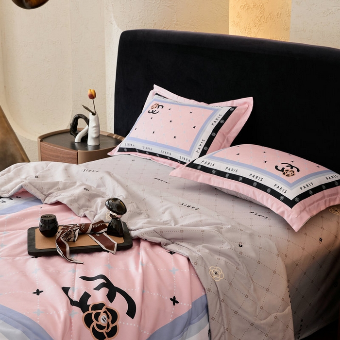 91家纺网 家纺一手货源 找家纺 宝薇 2026新款潮牌轻奢风大版夏被夏凉被空调被 浪漫香氛