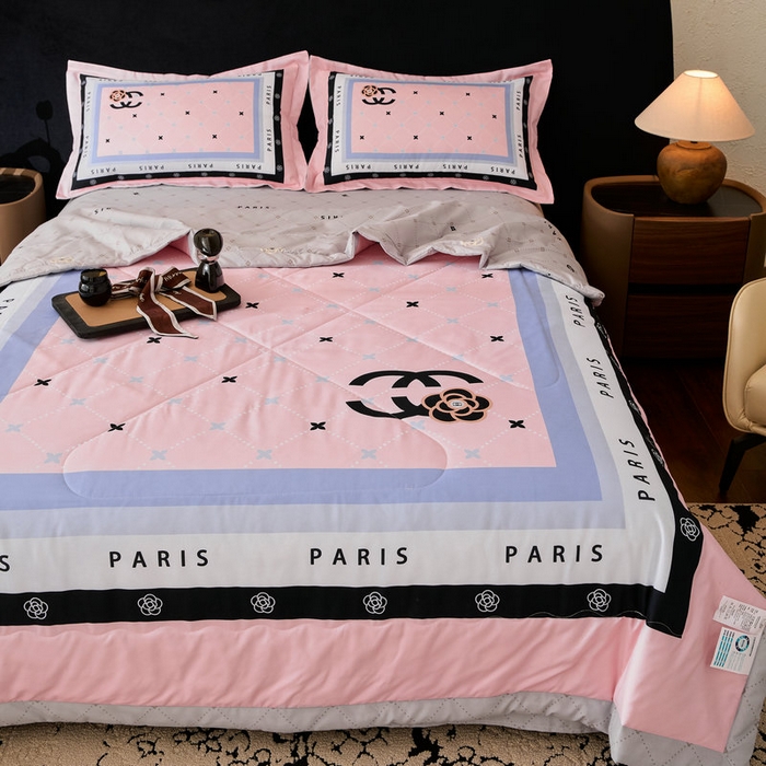 91家纺网 家纺一手货源 找家纺 宝薇 2026新款潮牌轻奢风大版夏被夏凉被空调被 浪漫香氛